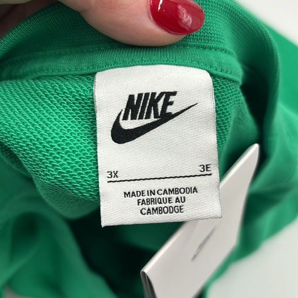Nike Sportswear Club Fleece Graphic Sweatshirt in Green - Picture 5 of 8